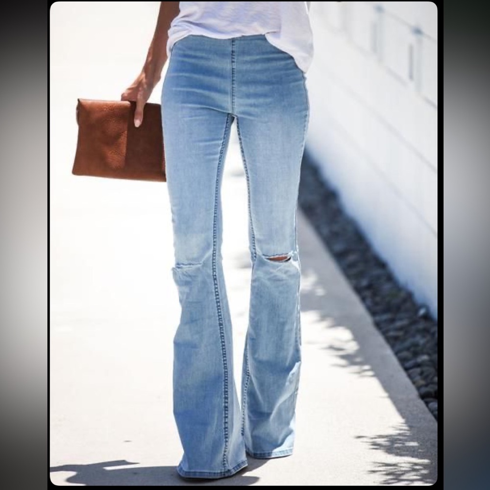 NWOT Vici Collection light Wash Pull On Flares - Size Large